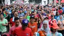 Peserta ToleRun 2016 mengangkat tangan saat memulai lari di Jalan Jend Sudirman, Jakarta, Minggu (20/11). Diikuti ratusan peserta, ToleRun 2016 dilaksanakan serentak di 31 kota di Indonesia. (Liputan6.com/Helmi Fithriansyah)