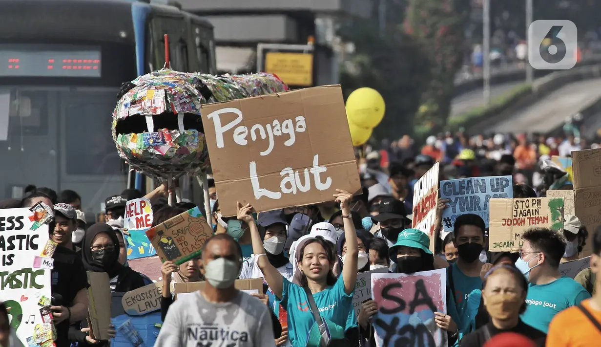 Sejumlah aktivis dari berbagai organisasi melakukan Aksi pawai bebas plastik saat Hari Bebas Kendaraan (Car Free Day) di Jakarta, Minggu (24/7/2022). Aksi tersebut mengajak masyarakat untuk peduli lingkungan dari sampah plastik kemasan atau sekali pakai yang saat ini banyak mencemari laut di Indonesia. (Liputan6.com/Angga Yuniar)