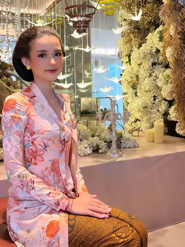 6 Potret Anggun Sarah Menzel di Acara 7 Bulanan Aurel Hermansyah, Bak Gadis Jawa
