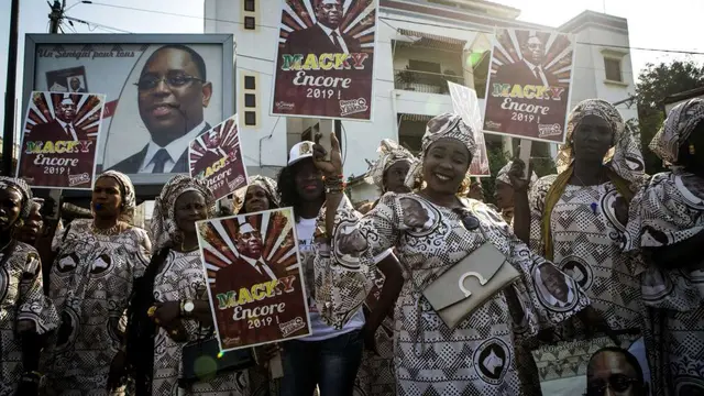 Para pendukung Presiden Senegal petahana Macky Sall. (Jane Hahn/AP)