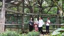 Presiden Joko Widodo beserta Ibu Negara Iriana Widodo dan dua anaknya Kaesang Pangarep dan Kahiyang Ayu saat mengunjungi Kebun Binatang Ragunan, Jakarta, Kamis (29/6). (Liputan6.com/Angga Yuniar)