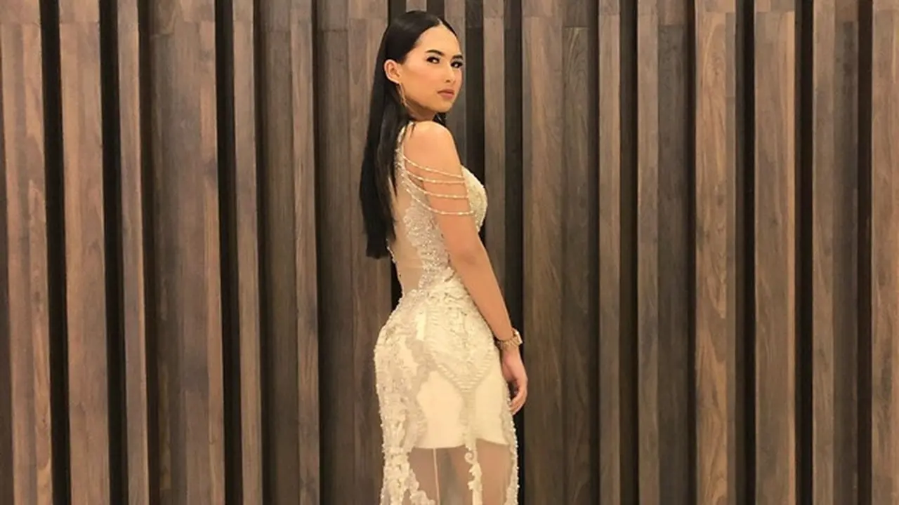 Kerap Bergaya Kasual, Ini 7 Potret Soraya Rasyid dengan Gaun Menawan