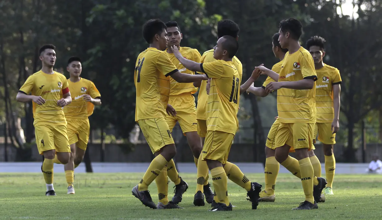 Pemain Vamos Indonesia merayakan gol yang dicetak Iqbal ke gawang Persikabo U-18 pada pertandingan persahabatan di Lapangan A GBK, Jakarta, Rabu (29/5). Kedua klub bermain imbang 1-1. (Bola.com/Yoppy Renato)