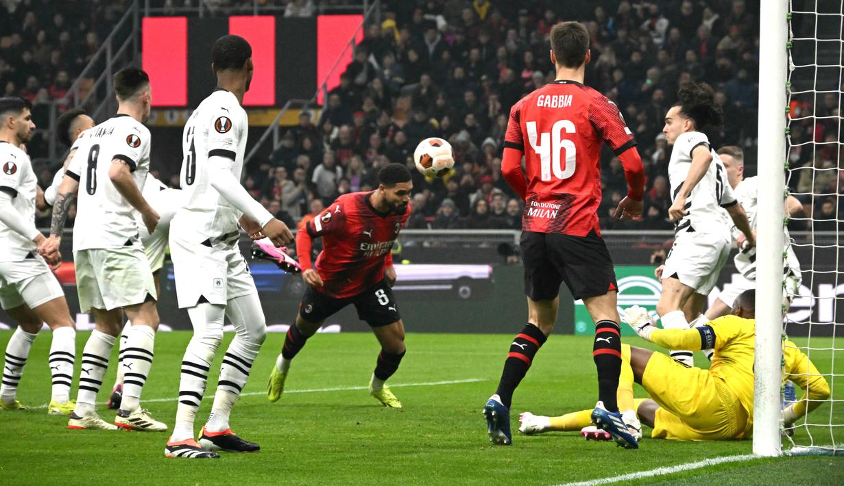 Pemain AC Milan, Ruben Loftus-Cheek, mencetak gol ke gawang Rennes dalam duel leg pertama play-off fase gugur Liga Europa 2023/2024 di Stadion San Siro, Jumat (16/2/2024). AC Milan menang tiga gol tanpa balas. (AFP/Gabriel Bouys)