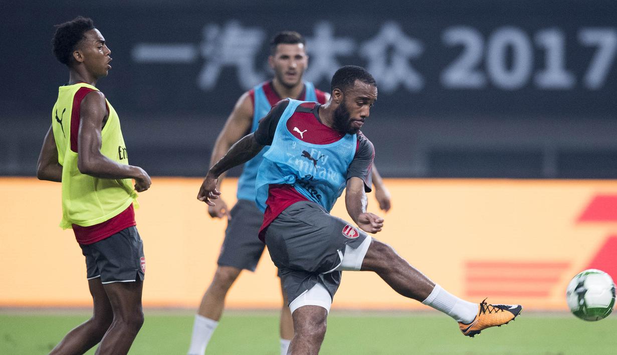 Striker Arsenal, Alexandre Lacazette, melepas tendangan saat berlatih di Shanghai, Selasa (18/7/2017). Arsenal akan menghadapi Bayern Munchen pada laga International Champions Cup. (AFP/Johannes Eisele)