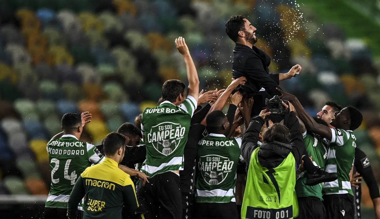 Musim ini, tim asuhan Ruben Amorim masih belum terkalahkan dalam 32 pertandingan yang sudah dijalani dan mengumpulkan 82 poin yang tak mungkin dikejar oleh Porto, yang menempati posisi kedua. (Foto: AFP/Patricia De Melo Moreira)