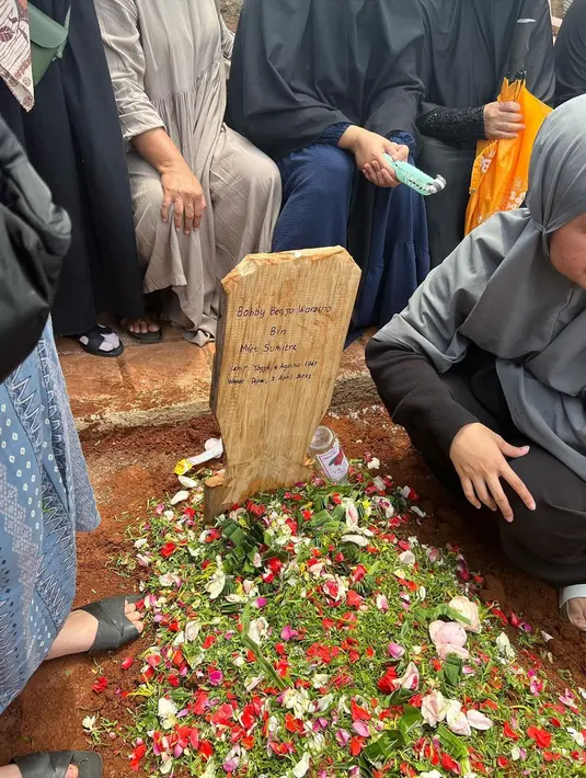 Tissa mengungkapkan ayahnya meninggal dunia dalam kondisi tertidur. Diketahui saat akan dibangunkan untuk sholat Subuh."Jadi yang pertama kali tahu papa meninggal itu mama. Dibangunin, tiba-tiba kok nggak gerak."  ujar Tissa Biani di rumah duka kawasan Depok, Jawa Barat, Minggu (2/4) dilansir dari Kapanlagi. [Instagram/tissabiani]