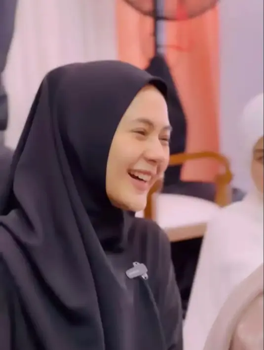 Paula Verhoeven juga tampil cantik dengan mengenakan outfit hitam. Perempuan dua orang anak itu tampil dengan riasan natural. [Instagram/@thr__group]