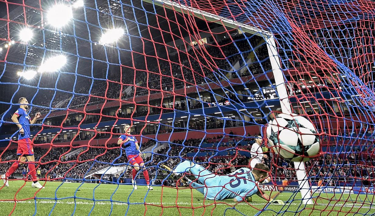 Kiper CSKA Moscow, Igor Akinfeev, gagal mengamankan bola saat melawan Manchester United pada laga Liga Champions di Stadion VEB Arena, Moskow, Rabu (27/9/2017). CSKA kalah 1-4 dari MU. (AFP/Yuri Kadobnov)