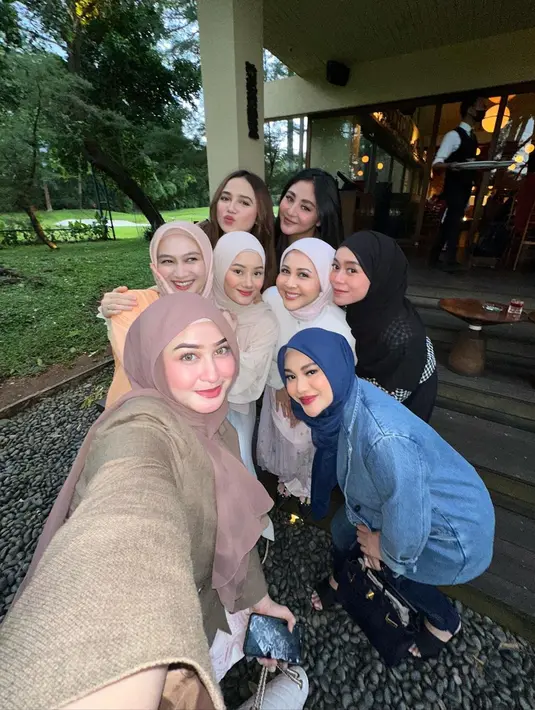 Tak sedikit pula netizen yang cukup terkesan dengan pertemanan para selebriti ini. Bahkan, banyak juga yang meminta para selebriti ini sering mengunggah momen kebersamaan di media sosial. (Liputan6.com/IG/@lestykejora)