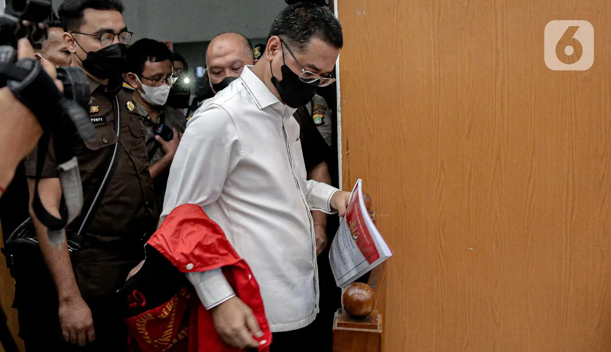 Terdakwa kasus perintangan penyidikan kematian Brigadir J, Irfan Widyanto bersiap menjalani sidang perdana di Pengadilan Negeri Jakarta Selatan, Rabu (19/10/2022). Irfan merupakan anak buah utusan AKBP Ari Cahya Nugraha alias Acay yang diperintahkan untuk berangkat ke Duren Tiga mengambil CCTV di sekitar rumah Ferdy Sambo. (Liputan6.com/Faizal Fanani)