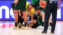 Pebasket Brasil, Yago Santos mengeram kesakitan saat cedera pada laga ketiga Grup G Piala Dunia FIBA 2023 melawan Pantai Gading di Indonesia Arena, Senayan, Jakarta, Rabu (30/08/2023). Brasil menang dengan skor 89-77. (Bola.com/Bagaskara Lazuardi)