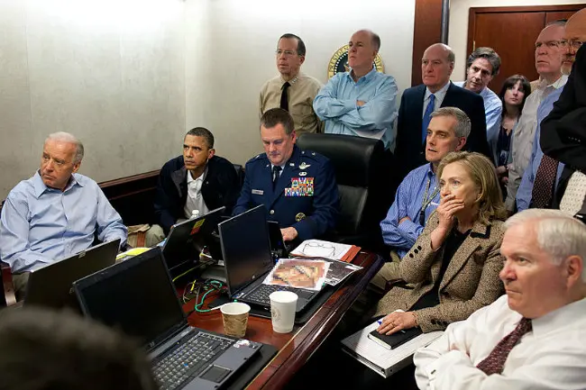 Obama, Biden, dan Clinton dalam Situation Room sedang menunggu kabar penyergapan Osama bin Laden. (Sumber Flick/White House/Pete Souza)