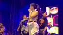 Sang penyanyi mengalami insiden kecil saat sedang asyik menghibur penonton. [TikTok.com/yudhaekchyn]