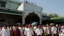 Para anggota Partai Liga Nasional untuk Demokrasi saat menghadiri pemakaman Ko Ni di Yangon, Myanmar (30/1). Pelaku penembakan Ko Ni telah ditangkap, yakni seorang tersangka bernama Kyi Lin, berusia 53 tahun dari Mandalay. (AP Photo / Thein Zaw)