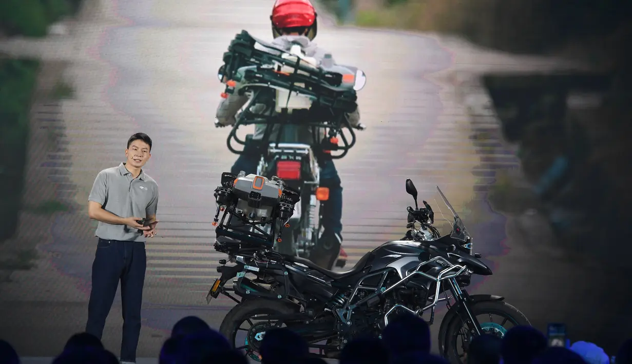 Direktur Penjualan Pertanian DJI Chen Tao mempresentasikan T10, drone perlindungan tanaman baru perusahaan itu, dalam sebuah upacara peluncuran produk yang digelar di Shenzhen, Provinsi Guangdong, China selatan (9/11/2020). (Xinhua/Mao Siqian)