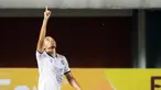 Gol tunggal Dendi Santoso di menit 17 tak sanggup dibalas Persib. Kemenangan ini membawa Arema naik ke posisi runner-up klasemen sementara dengan koleksi 29 poin. Sementara Persib Bandung melorot ke urutan ketiga dengan 28 poin. (Bola.com/Bagaskara Lazuardi)