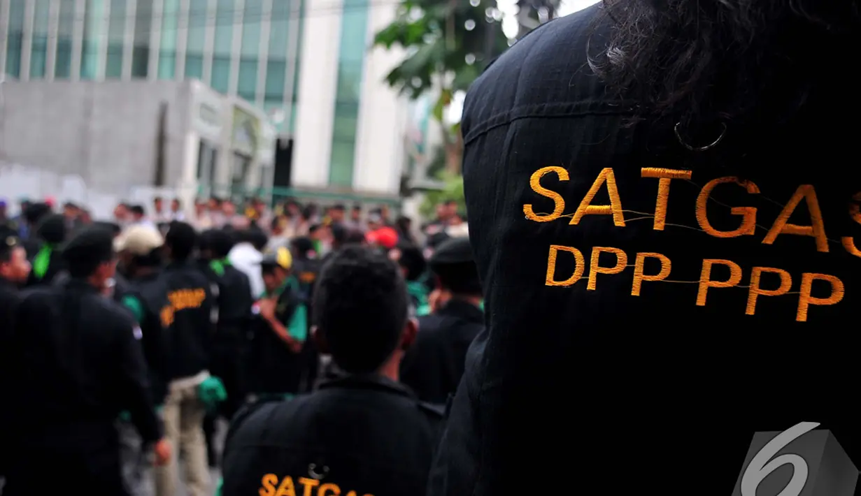 Puluhan orang yang menamakan diri Satgas PPP hendak menduduki kantor yang selama ini ditempati kubu Suryadharma Ali, Menteng, Jakarta Pusat, Selasa (2/12/2014). (Liputan6.com/Johan Tallo)