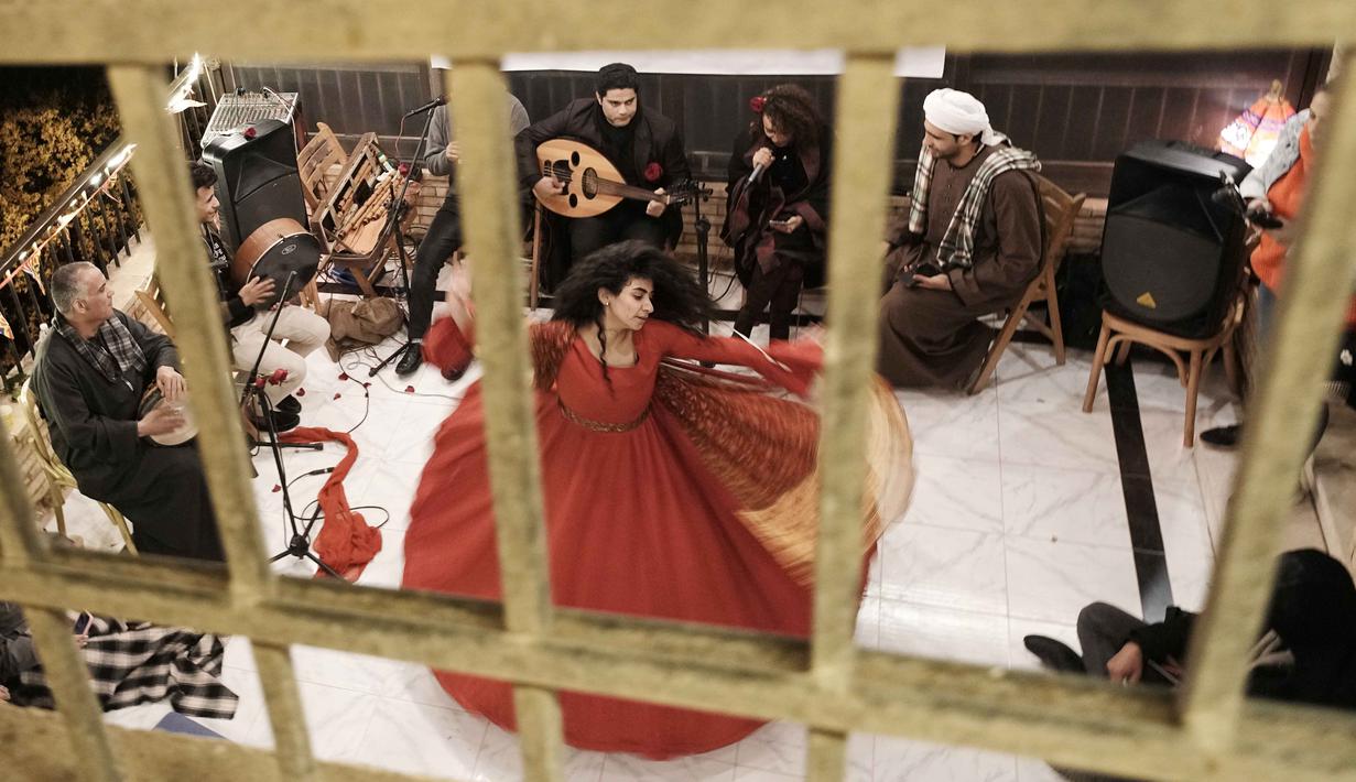 Di Mesir, terdapat seorang seniman, aktris, dan penari Mesir yang diakui sebagai penari darwis wanita Mawlawi pertama di Mesir. Tampak dalam foto, penari darwis wanita, Afnan Shaher berputar-putar saat disambut oleh para penggemarnya dalam pertunjukan keagamaan untuk menandai bulan suci Ramadan di Kairo, Mesir, Jumat 27 Februari 2026. (AP Photo/Amr Nabil)