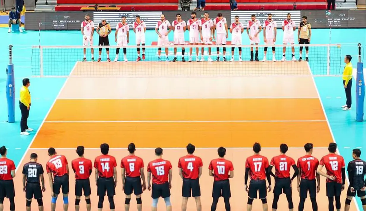 Pemain Timnas Voli Putra Indonesia (bawah) bersiap melawan Timnas Voli Putra Bahrain pada laga Pool F AVC Challenge Cup for men 2023 di Chinese Taipei, Senin (10/07/2023). (Twitter/@AsianVolleyball)