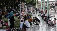 Suasana pengunjung yang berwisata di Taman Mini Indonesia Indah (TMII), Jakarta, Sabtu (15/5/2021). Selama libur Lebaran, pengelola TMII memberlakukan protokol kesehatan secara ketat. (Liputan6.com/Faizal Fanani)