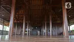 Suasana di dalam musala At- Taubah di kampung Landeh, Lebak, Banten, Selasa (27/04/2021). Musala ini didirikan sejak 3 tahun lalu bebarengan dengan di dirikannnya Kampung Mualaf suku Baduy. (Liputan6.com/Herman Zakharia)