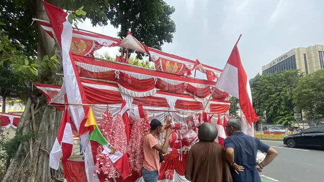 Pedagang pernak-pernik Hari Ulang Tahun (HUT) Kemerdekaan ke-81 Republik Indonesia di sepanjang Jalan Matraman, Jakarta Timur. (Liputan6.com/Devira)