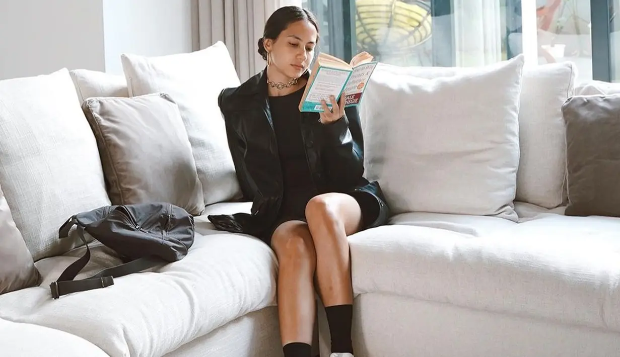 Meski menggunakan busana serba hitam, penampilan casual Pevita satu ini juga curi perhatian netizen. Ia pun memilih menata rambutnya terikat menjadi satu dan menggunakan kalung sebagai detail penampilan. (Liputan6.com/IG/@pevpearce)