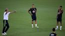 Pelatih Brasil, Tite (kiri) tengah bersama Roberto Firmino dan Gabriel Jesus (kanan) saat sesi latihan jelang melawan Bolivia pada kualifikasi Piala Dunia di Arena das Dunas Stadium, Natal, Brasil, (03/10/2016). (EPA/Macelo Sayao)