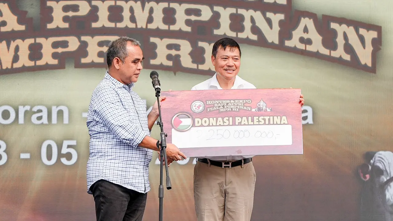 Wakil Ketua MPR RI yang juga Sekjen Gerindra Ahmad Muzani mengikuti kontestasi dan pelelangan sapi yang digelar di Kemayoran, Jakarta, Sabtu (4/5/1024).