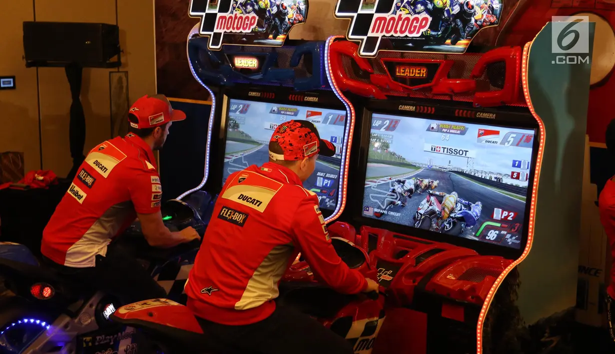 Pembalap MotoGP Andrea Dovizioso (kiri) dan Jorge Lorenzo (kanan) saat memainkan game motor balap di Jakarta, Kamis (1/2). Mereka datang dalam rangka mempromosikan kampanye 'Libas Tantanganmu'. (Liputan6.com/Angga Yuniar)