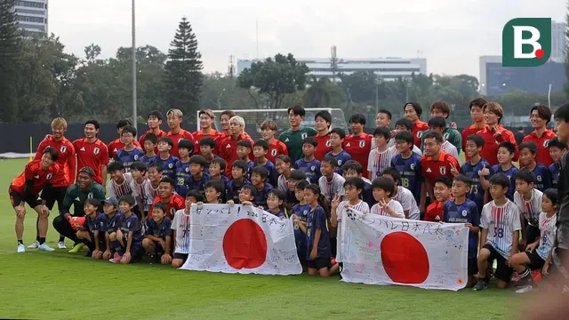 Foto: Bahagianya Anak-Anak SSB Ini Bisa Bertemu dan Berinteraksi Langsung dengan Para Pemain Bintang Timnas Jepang
