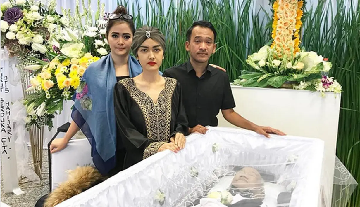 Ayah Ruben Onsu pergi untuk selama-lamanya dengan meninggalkan empat orang anak dan satu cucu. Menurut rencana, akan dimakamkan di Tempat Pemakaman Umum Pondok Rangon pada Rabu 1 Februari 2017 sekiar pukul 12.00 WIB. (Instagram/juliaperrezz)