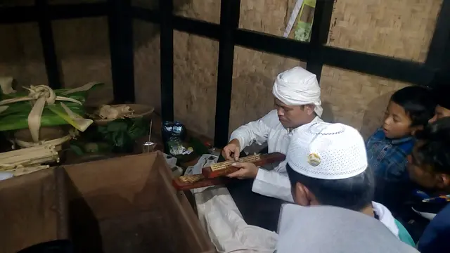 Ritual Pagi yang Sibuk di Situs Keramat Kabuyutan Ciburuy