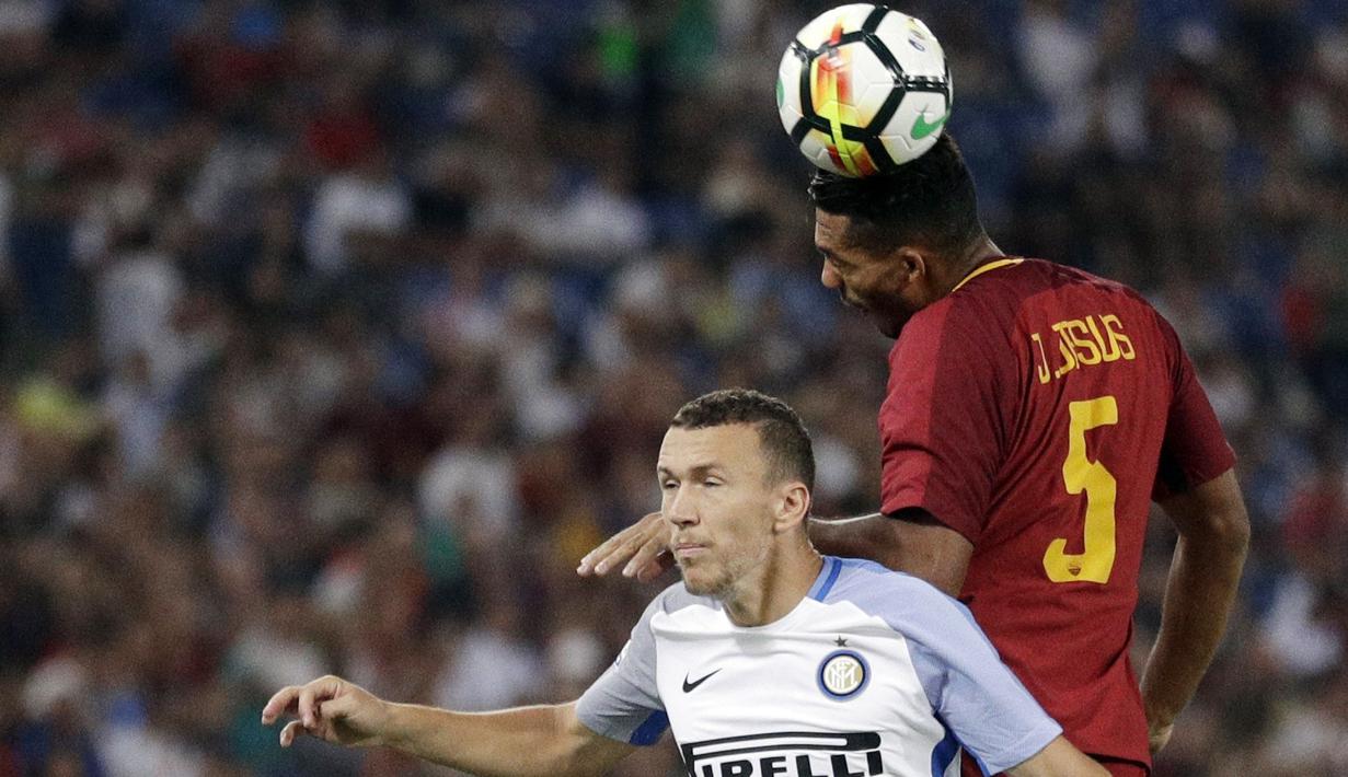 Duel pemain AS Roma, Juan Jesus (kanan) dengan pemain Inter Milan, Ivan Perisic pada lanjutan Serie A di Olympic Stadium, Roma (26/8/2017). Inter menang 3-1. (AP/Andrew Medichini)