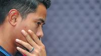 Kapten Malaysia, Safiq Rahim, tampak lesu ketika menghadiri jumpa pers usai kekalahan 0-10 dari UEA pada laga Pra Piala Dunia 2018 di Malaysia, Senin (7/9/2015). (AFP Photo/Mohd Rasfan)