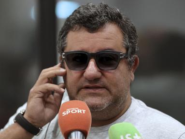 Mino Raiola merupakan salah satu agen paling berpengaruh di dunia sepak bola dalam satu dekade terakhir. Selama karirnya sebagai agen pemain, Raiola memiliki banyak pemain top yang ditangani hingga saat ini. Bahkan seorang Zlatan Ibrahimovic melabelinya sebagai seorang agen terbaik di dunia. (AFP/Valery Hache)