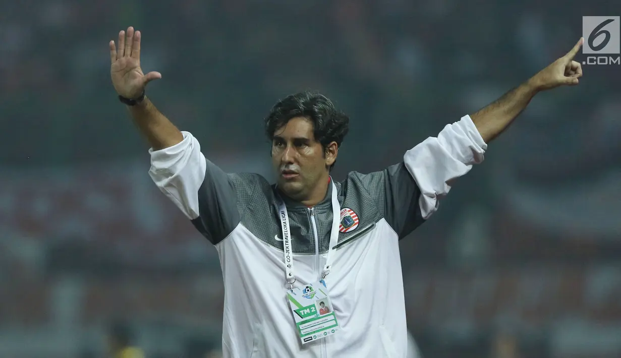 Pelatih Persija, Stefano Cugurra memberi arahan saat laga melawan Persipura dilanjutan Liga 1 Indonesia di Stadion Patriot Candra Bhaga, Bekasi, Sabtu (8/7). Persija bermain imbang 1-1 dengan Persipura. (Liputan6.com/Helmi Fithriansyah)