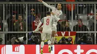 Perayaan gol Van Dijk pada leg kedua, babak 16 besar Liga Champions yang berlangsung di Stadion Allianz Arena, Munchen, Kamis (14/3). Liverpool menang 3-1. (AFP/Odd Andersen)