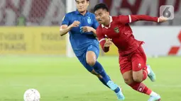 Pemain tengah timnas Indonesia, Saddil Ramdhani (kanan) berebut bola dengan Peeradoi Chamrasamee (Thailand) pada lanjutan kualifikasi Grup A Piala AFF 2022 di Stadion Utama Gelora Bung Karno, Jakarta, Kamis (29/12/2022). Laga berakhir imbang 1-1. (Liputan6.com/Helmi Fithriansyah)