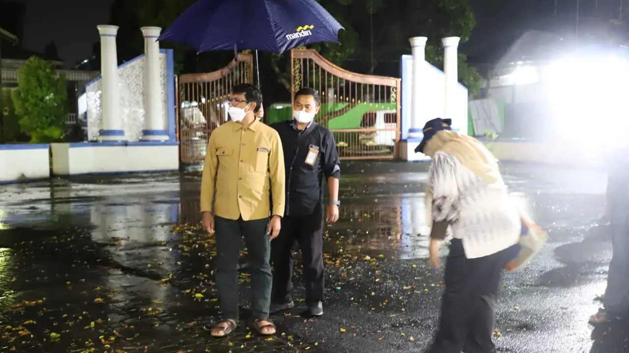 Wabup Garut Helmi Budiman menyaksikan langsung uji coba pengasapalan jalan berbahan aspal plastik di ruas jalan kabupaten Garut, Jawa Barat.