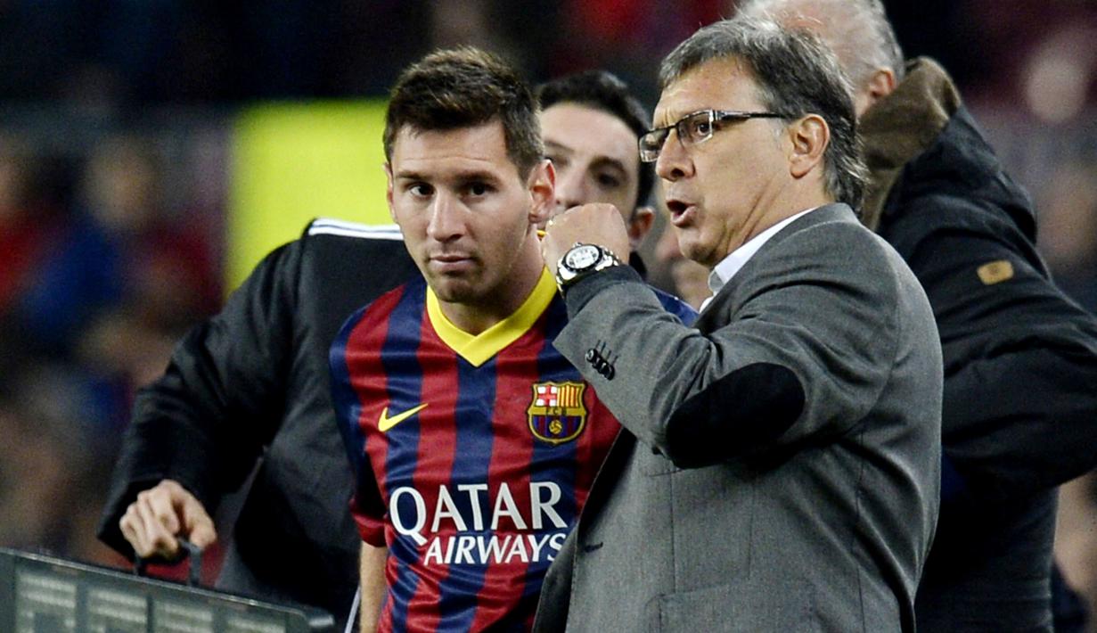 Martino diharapkan bisa mengangkat performa itu. Ia dianggap cocok karena pernah bekerja sama dengan Lionel Messi di Barcelona dan Timnas Argentina. (Photo by LLUIS GENE / AFP)