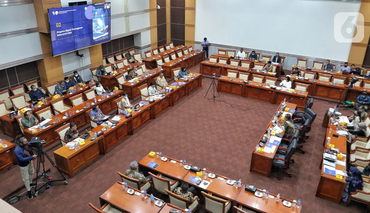 Suasana rapat kerja Menkominfo Johnny G. Plate dengan Komisi I DPR terkait evaluasi pelaksanaan Analog Switch Off (ASO) di Kompleks Parlemen Senayan, Jakarta, Rabu (23/11/2022). Dalam rapat tersebut Johnny G. Plate menyampaikan bahwa sebanyak 77 lembaga penyiaran telah bersiaran seluruhnya secara digital dan 503 lembaga penyiaran bersiaran secara analog dan digital. (Liputan6.com/Angga Yuniar)