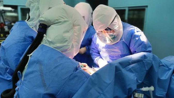 Tim dokter melakukan operasi transplantasi paru-paru ganda pada seorang pasien penderita Virus Corona di Hangzhou, Provinsi Zhejiang, China timur, pada 1 Maret 2020. (Xinhua/Rumah Sakit Afiliasi Pertama Fakultas Kedokteran Universitas Zhejiang)
