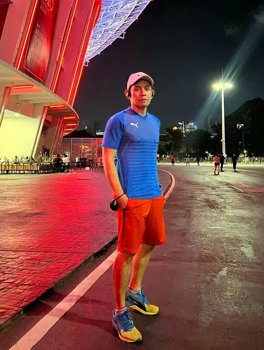 Romi yang aktif membagikan aktivitasnya di Instagram juga kerap berolahraga jogging. Ini juga menjadi salah satu kegiatan yang membuatnya selalu bahagia. Kebahagiaan itulah yang bikin parasnya awet muda. Selain itu, ia juga beberapa kali terlihat berkumpul dengan alumni AFI lainnya. (Liputan6.com/IG/@romikartiko04)
