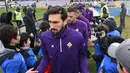 Foto pada tanggal 25 Februari 2018, Kapten Fiorentina Davide Astori bersama timnya memasuki lapangan jelang pertandingan melawan Chievo di Florence. Davide Astori ditemukan meninggal di kamarnya. (AFP Photo/Claudio Giovannini)