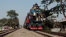 Warga Bangladesh penuhi gerbong kereta api hingga ke atap usai menghadiri acara Bishwa Ijtema, Minggu (15/1). Di Bangladesh, acara Bishwa Ijtema senantiasa dihadiri jutaan orang setiap tahunnya. (AP Photo)