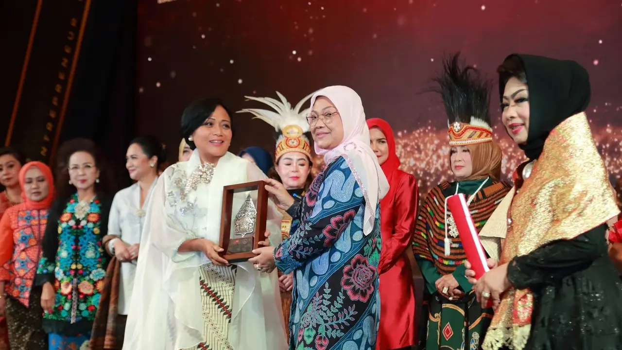 Aktif Kembangkan Kemampuan Wirausaha Perempuan, Pengusaha Asal Indonesia ini Raih AWEN Awards