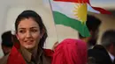Seorang gadis Kurdi Iran memegang bendera Kurdi ikut mengampanyekan referendum untuk kemerdekaan di kota Bahirka, Irak Utara (21/9). Referendum tersebut mendapat pertentangan dari Negara tetangga Irak, yaitu Iran, Turki, dan Suriah.(AFP Photo/Safin Hamed)