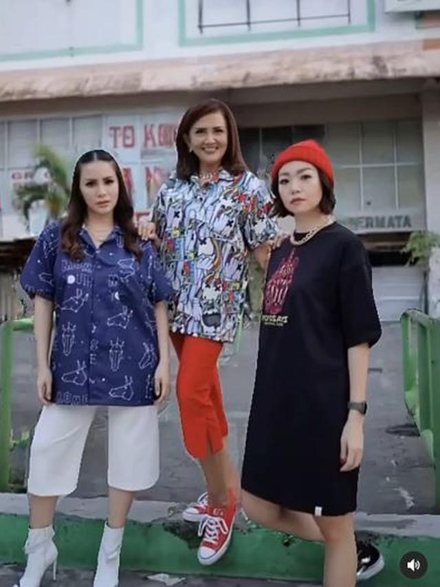 6 Gaya Momo Geisha saat Beli Bakso di Pasar Baru Malang, Curi Perhatian